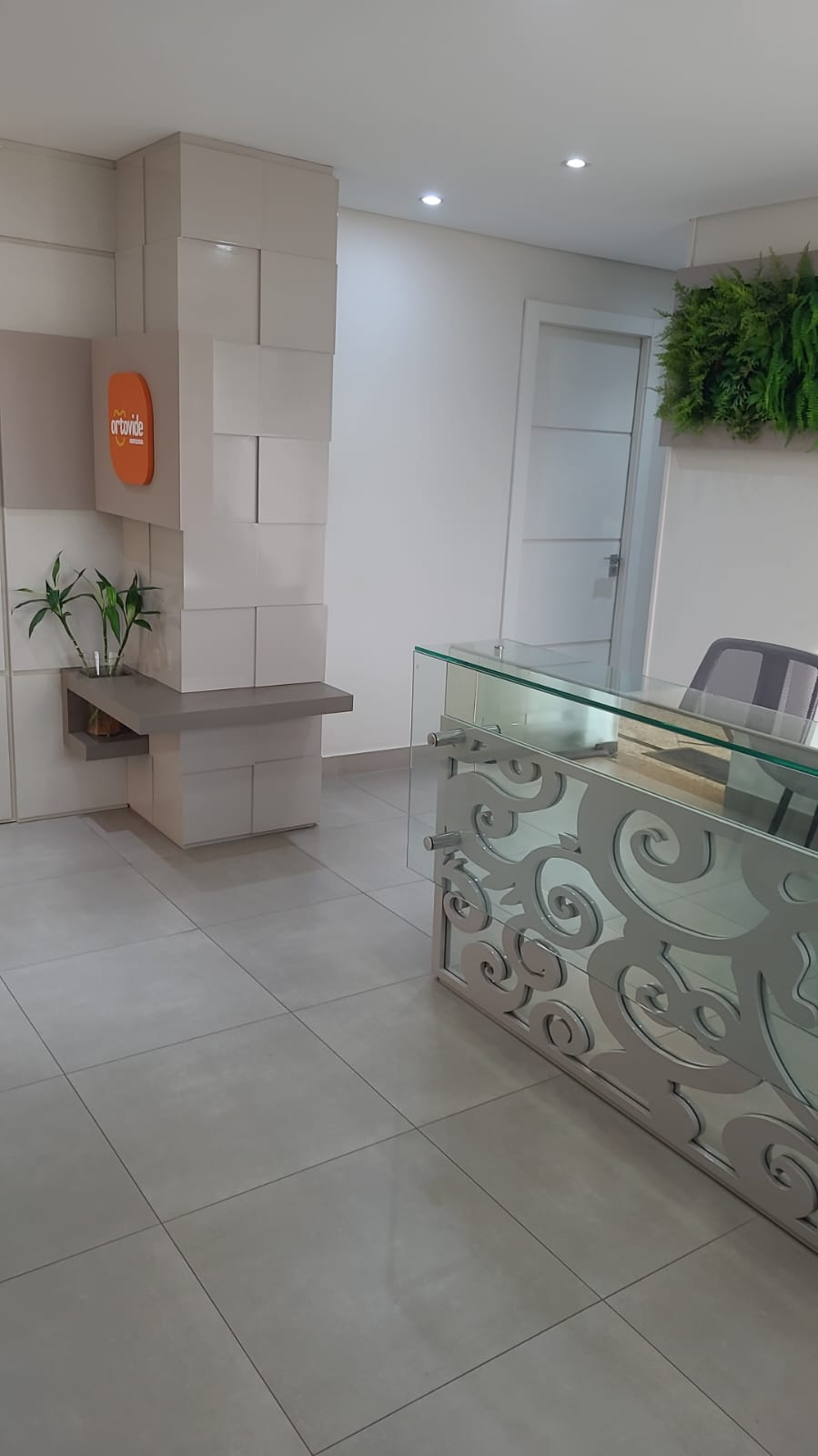 Recepção da clínica com balcão